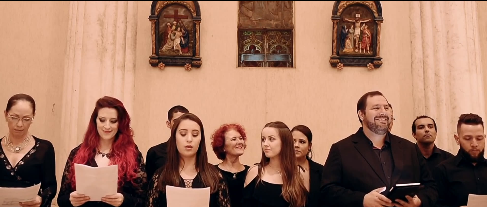 Coro da Orquestra Per Amore cantando em uma igreja